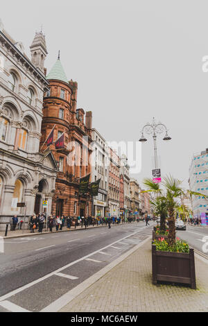 DUBLIN, Irland - 12. April 2018: Wide-angle Shot von Dame Street im Stadtzentrum von Dublin Stockfoto