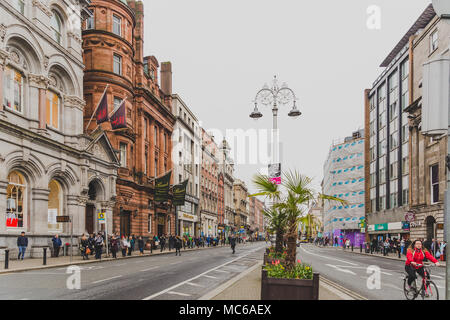 DUBLIN, Irland - 12. April 2018: Wide-angle Shot von Dame Street im Stadtzentrum von Dublin Stockfoto