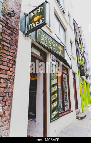 DUBLIN, Irland - 12. April 2018: traditionelle irische Musik Shop in Temple Bar in Dublin Stockfoto