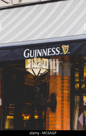 DUBLIN, Irland - 12. April 2018: Detail der Irish Pub Markise mit Guinness Logo und eine Runde in der Nähe von Text Stockfoto