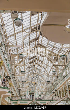 DUBLIN, Irland - 12. April 2018: Innenraum der St. Stephens Green Shopping Centre im Stadtzentrum von Dublin Stockfoto