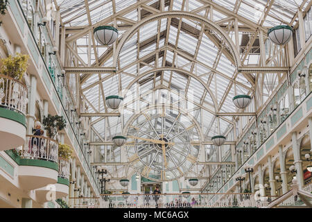 DUBLIN, Irland - 12. April 2018: Innenraum der St. Stephens Green Shopping Centre im Stadtzentrum von Dublin Stockfoto