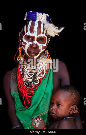 Das Porträt einer Mutter und Baby aus dem Karo Stammes, Kolcho Dorf, Omo Vally, Äthiopien Stockfoto