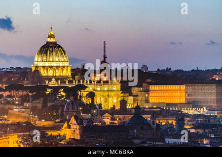 Rom Nacht Stadtbild Luftaufnahme mit St Peters Dom als Hauptthema, von vitorio Emanuelle Denkmal sicht genommen. Stockfoto