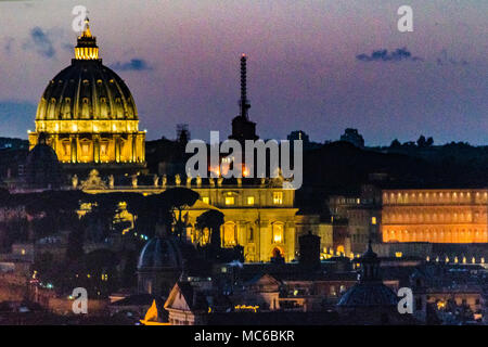 Rom Nacht Stadtbild Luftaufnahme mit St Peters Dom als Hauptthema, von vitorio Emanuelle Denkmal sicht genommen. Stockfoto