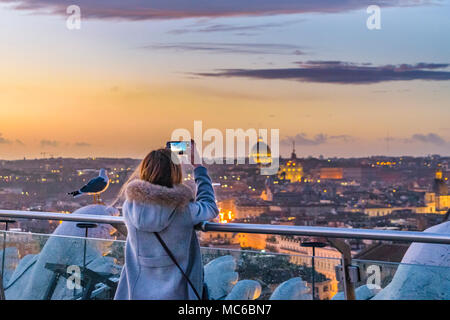 Frau ein Bild mit Smartphone von Rom Stadtbild von Vitorio Emanuele Monument viewpoint. Stockfoto