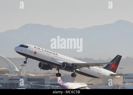 Air Canada Airbus A321 Jet In der Neuen Livery, weg vom internationalen Flughafen von Los Angeles, LAX, Kalifornien, USA. Stockfoto