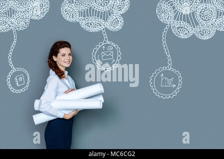 Freundliche Techniker lächelnd, während sie Zeichnungen Stockfoto