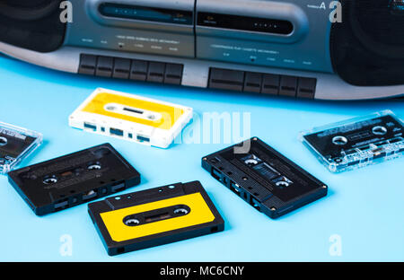 Alte schwarz retro Kassette Musik audio tape recorder und retro Kassette Sammlung auf blauem Hintergrund Stockfoto