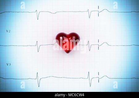 Elektrokardiogramm pulse Trace und Herzen Konzept. Makro, flacher Freiheitsgrad. Stockfoto