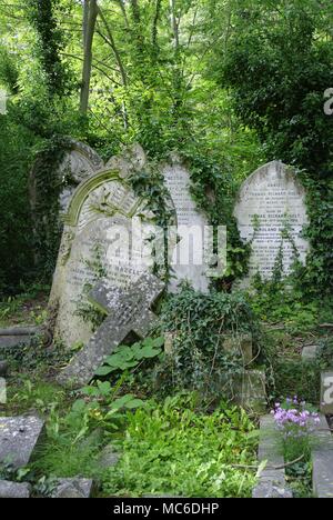 In den Highgate Friedhof im Londoner Stadtteil Camden zahlreiche bekannte Persönlichkeiten haben ihre letzte Ruhe, einschließlich Karl Marx (1818-1883). (13 September 2015) | Verwendung weltweit Stockfoto