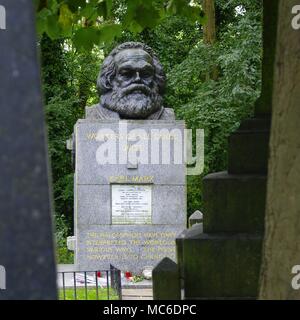 Ein junger Mann steht in den Highgate Cemetery in London mit seiner Faust hob neben der Grabstätte von Karl Marx (1818-1883). Marx wurde vor 200 Jahren geboren am 05.05.1818, in Trier. (13 September 2015) | Verwendung weltweit Stockfoto