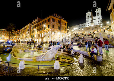 Rom, Oktober 2017: 'Piazza di Spagna' und 'Fontana della Barcaccia" am unteren Ende der Spanischen Treppe, ist einer der berühmtesten Plätze in Europa, Stockfoto