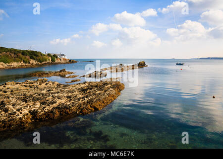 Ruhiges klares Wasser auf felsigen Küstenlinie in Aonb. Bull Bay/Porth Llechog, Isle of Anglesey, North Wales, UK, Großbritannien Stockfoto