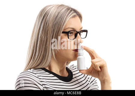 Junge Frau mit einem Nasenspray auf weißem Hintergrund Stockfoto