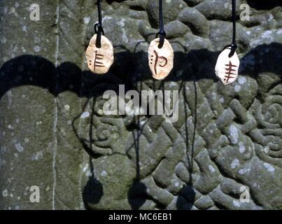 Celtic: Ogham stones, von Links nach Rechts: Februar (Weide), Erde (Buche, der Phagos) und Wasser (Pappel) Hängen in der Nähe des Sockels des Kreuzes des Südens in Monasterboice, Irland Stockfoto