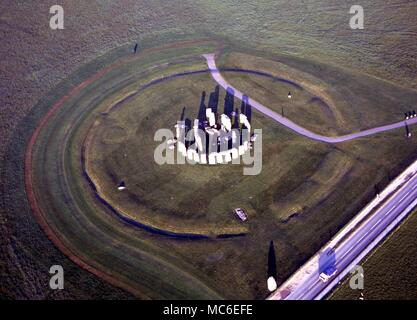 Steine - Luftaufnahme von Stonehenge, die prähistorische religiösen Komplex, 2.200 v. Chr. innerhalb einer erdarbeiten begonnen, etwa 380 Meter im Durchmesser. Einige der sarsens wiegen 30 Tonnen - der äußere Bereich mit Stürze hat einen Durchmesser von ungefähr 100 Fuß Stockfoto