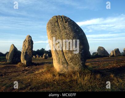 Steine - die Ausrichtungen in Carnac, Bretagne, Frankreich. Es wird gesagt, dass in früheren Zeiten dort über 3.000 Menhire ausgerichtet waren. Gebaut ca. 2500 v. Chr. Stockfoto