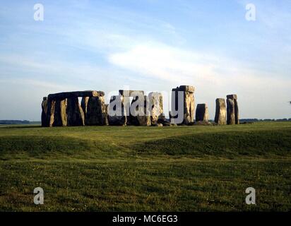 Steine - Stonehenge, die prähistorische religiösen Komplex, 2.200 v. Chr. begann innerhalb einer Erdarbeiten ca. 380 Meter im Durchmesser. Einige der sarsens wiegen 30 Tonnen - der äußere Bereich mit Stürze hat einen Durchmesser von ungefähr 100 Fuß Stockfoto