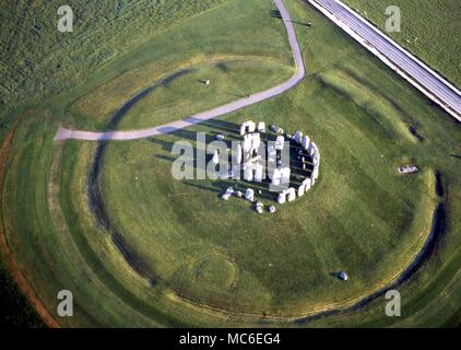 Steine - Luftaufnahme von Stonehenge, die prähistorische religiösen Komplex, 2.200 v. Chr. innerhalb einer erdarbeiten begonnen, etwa 380 Meter im Durchmesser. Einige der sarsens wiegen 30 Tonnen - der äußere Bereich mit Stürze hat einen Durchmesser von ungefähr 100 Fuß Stockfoto