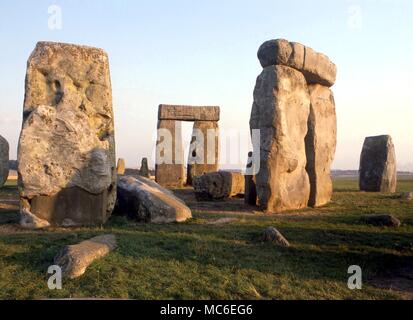 Steine - Stonehenge, die prähistorische religiösen Komplex, 2.200 v. Chr. begann innerhalb einer Erdarbeiten ca. 380 Meter im Durchmesser. Einige der sarsens wiegen 30 Tonnen - der äußere Bereich mit Stürze hat einen Durchmesser von ungefähr 100 Fuß Stockfoto