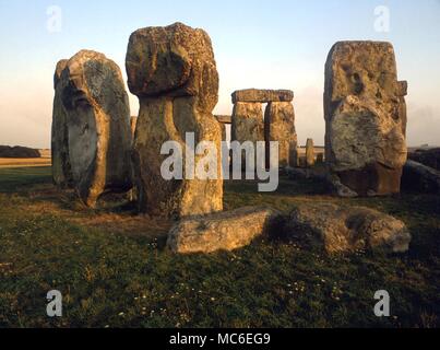 Steine - Stonehenge, die prähistorische religiösen Komplex, 2.200 v. Chr. begann innerhalb einer Erdarbeiten ca. 380 Meter im Durchmesser. Einige der sarsens wiegen 30 Tonnen - der äußere Bereich mit Stürze hat einen Durchmesser von ungefähr 100 Fuß Stockfoto