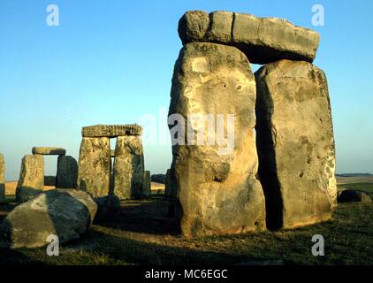 Steine - Stonehenge, die prähistorische religiösen Komplex, 2.200 v. Chr. begann innerhalb einer Erdarbeiten ca. 380 Meter im Durchmesser. Einige der sarsens wiegen 30 Tonnen - der äußere Bereich mit Stürze hat einen Durchmesser von ungefähr 100 Fuß Stockfoto