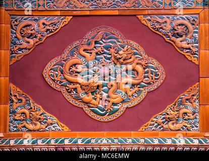 Chinesische Drachen Marmor Flachrelief der Bekämpfung der Fu - Drachen auf dem alten Tor in die Allee der Tiere zu den Ming Gräbern, bei Shi San Ling, in der Nähe von Beijing Stockfoto