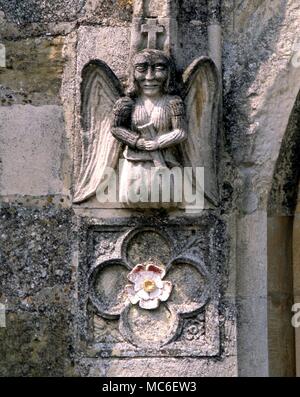 Engel - Engel mit Fackel des Lebens, und symbolischen Rose, auf der westlichen Tür von Winchelsea Kirche Stockfoto