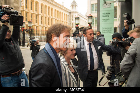 Sir Cliff Richard kommt mit Gloria Hunniford am Brötchen Gebäude in London, Beweismittel in einem Rechtsstreit gegen den BBC zu geben. Stockfoto