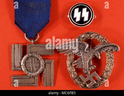 SWASTIKA Hakenkreuz in den Fängen eines Adlers. Ns-Service Medal - Abzeichen des Beobachters. Hakenkreuz auf Kreuz, mit SS (runic) Symbol: SS-Medaille, die Erste und Zweite Klasse. Kleine SS-Angehörige Abzeichen Stockfoto