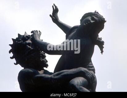 Planeten - Pluto Pluto, mit seiner dreiköpfigen Hund Monster, Cerberus, Durchführung von Persephone weg in den Hades. Statue von Bernini in der Piazza Francesco Crispi, Enna, Sizilien Stockfoto