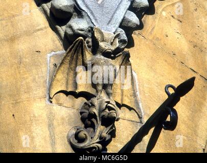 Tiere - Bat mit ausgebreiteten Flügeln - Relief auf der Fassade des Museums und der Bibliothek von Hereford Stockfoto