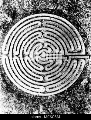 Labyrinthe - Die ALKBOROUGH LABYRINTH - JULIAN'S BOWER Foto einer Bronze Kopie der mittelalterlichen Labyrinth, bekannt als Julian's Bower, an Alkborough, auf einem Grabstein auf dem örtlichen Friedhof. Die ursprüngliche Rasen Maze ist 12 Meter im Durchmesser [color Bilder von diesem Labyrinth sind in der Charles Walker verfügbaren Archive). Darüber hinaus wird an diesem schweren verwendet - Stein, der Grundriss für Details im Mauerwerk angenommen wurde und Glasmalerei der örtlichen Pfarrkirche (Farbe Bilder von allen diesen sind in der Charles Walker Archive). Die alkborough Maze ist nicht eine reine Labyrinth oder Irrgarten, für einmal in Angriff genommen u Stockfoto