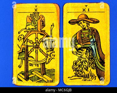 Tarot Cards-Majo Arcana - Die Pariser Tarot. Karte 10. Das Glücksrad und Karte 11. Die Stärke. Zwei Karten aus einem Großen Arcana bild Tarot, durch ein Wiccan Gruppe angepasst. Wahrscheinlich in einer archaizing Stil in Lose Nachahmung der Rosenkreuzer deck entworfen von Pamela Coleman Smith entworfen, neben A.E.Waite, und verschiedenen früheren Decks, wie die Veröffentlichung von Encausse Papus () im Tarot der Böhmen am Ende des 19. Jahrhunderts, Post 1905, aber früher als 1912. Den Namen Pariser Tarot durch den Eigentümer des Deck gegeben wurde - es könnte jedoch die Tau Tarot, aus dem intrigui aufgerufen werden Stockfoto