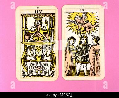 Tarot Cards-Majo Arcana - Die Pariser Tarot. Karte 6. Die Liebenden und Karte 7. Den Wagen. Zwei Karten aus einem Großen Arcana bild Tarot, wahrscheinlich in einem archaizing Stil in Lose Nachahmung der Rosenkreuzer deck entworfen von Pamela Coleman Smith entworfen, neben A.E.Waite, und verschiedenen früheren Decks, wie die Veröffentlichung von Encausse Papus () im Tarot der Böhmen am Ende des 19. Jahrhunderts, Post 1905, aber früher als 1912. Den Namen Pariser Tarot durch den Eigentümer des Deck gegeben wurde - es könnte jedoch die Tau Tarot, von der faszinierenden Brief Tau am Kopf jeder Karte aufgerufen werden. Stockfoto