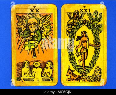 Tarot Cards-Majo Arcana - Die Pariser Tarot. Karte 20. Das Urteil, und Karte 21. Der Welt. Zwei Karten aus einem Großen Arcana bild Tarot, durch ein Wiccan Gruppe angepasst. Wahrscheinlich in einer archaizing Stil in Lose Nachahmung der Rosenkreuzer deck entworfen von Pamela Coleman Smith entworfen, neben A.E.Waite, und verschiedenen früheren Decks, wie die Veröffentlichung von Encausse Papus () im Tarot der Böhmen am Ende des 19. Jahrhunderts, Post 1905, aber früher als 1912. Den Namen Pariser Tarot durch den Eigentümer des Deck gegeben wurde - es könnte jedoch die Tau Tarot, von der faszinierenden Brief aufgerufen werden Stockfoto