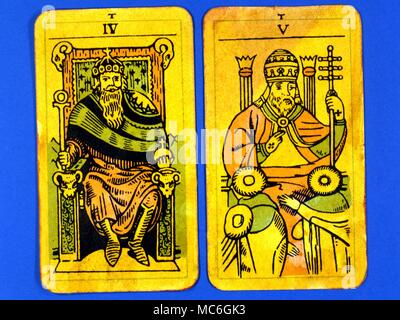 Tarot Cards-Majo Arcana - Die Pariser Tarot. Karte 4. Der Kaiser, und Karte 5. Der Papst. Zwei Karten aus einem Großen Arcana bild Tarot, wahrscheinlich in einem archaizing Stil in Lose Nachahmung der Rosenkreuzer deck entworfen von Pamela Coleman Smith entworfen, neben A.E.Waite, und verschiedenen früheren Decks, wie die Veröffentlichung von Encausse Papus () im Tarot der Böhmen am Ende des 19. Jahrhunderts, Post 1905, aber früher als 1912. Den Namen Pariser Tarot durch den Eigentümer des Deck gegeben wurde - es könnte jedoch die Tau Tarot, von der faszinierenden Brief Tau am Kopf jeder Karte aufgerufen werden. Stockfoto