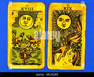 Tarot Cards-Majo Arcana - Die Pariser Tarot. Karte 18. Der Mond, und die Karte 19. Die Sonne zwei Karten aus einem Großen Arcana bild Tarot, wahrscheinlich in einem archaizing Stil in Lose Nachahmung der Rosenkreuzer deck entworfen von Pamela Coleman Smith entworfen, neben A.E.Waite, und verschiedenen früheren Decks, wie die Veröffentlichung von Encausse Papus () im Tarot der Böhmen am Ende des 19. Jahrhunderts, Post 1905, aber früher als 1912. Den Namen Pariser Tarot durch den Eigentümer des Deck gegeben wurde - es könnte jedoch die Tau Tarot, von der faszinierenden Brief Tau am Kopf jeder Karte aufgerufen werden. Stockfoto