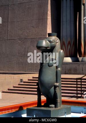 Ägyptische Mythologie - TAURET. Statue von Tauret, der ägyptische Gott in den Brunnen der Fassade der Rosicrucian Egyptian Museum, San Jose Stockfoto