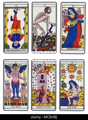 TAROT KARTEN - MODERNE MARSEILLE DECK 6 Karten von einer kompletten Sequenz der Tarot Karten in Marseille Tradition. Oben, von Links nach Rechts - Der Hängende Mann, mit dem der unbenannte Death Card, Mäßigkeit, der Teufel, Haus Gottes und der Stern. Stockfoto