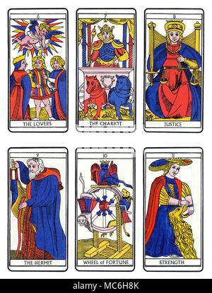 TAROT KARTEN - MODERNE MARSEILLE DECK 6 Karten von einer kompletten Sequenz der Tarot Karten in Marseille Tradition. Oben, von Links nach Rechts - die Liebhaber der Streitwagen, der Gerechtigkeit, der Eremit, Glücksrad und Stärke. Stockfoto