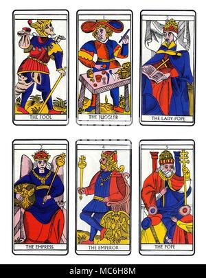 TAROT KARTEN - MODERNE MARSEILLE DECK 6 Karten von einer kompletten Sequenz der Tarot Karten in Marseille Tradition. Oben, von Links nach Rechts - Der Narr, der Jongleur, der Lady Papst, die Kaiserin, Kaiser und Papst. Stockfoto