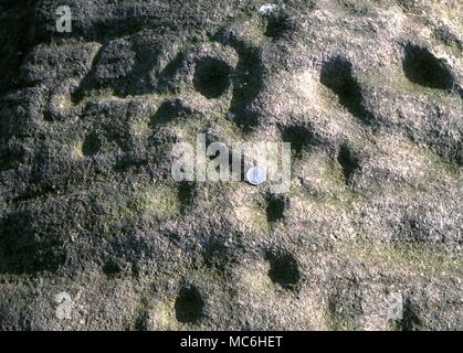 Ley-linien. Die Pfannkuchen Stein auf Ilkley Moor, Yorkshire. Diese Steine waren ein heiliger Ort in prähistorischen Zeiten und Teil eines umfassenden Ley. Schale und Ring markiert. Stockfoto