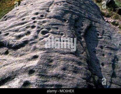 Ley-linien. Die Pfannkuchen Stein auf dem Grat über die Kuh und das Kalb auf Ilkley Moor, Yorkshire. Prähistorische Symbole. Stockfoto