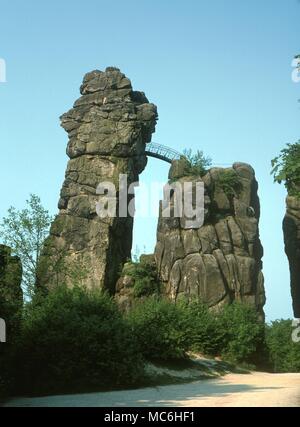 Ley-linien. Die heiligen Felsen der Externsteine, in der Nähe von Detmold, Deutschland. Glaubten die Nexus der wichtigsten des Deutschen Ordens Leys zu sein. Stockfoto