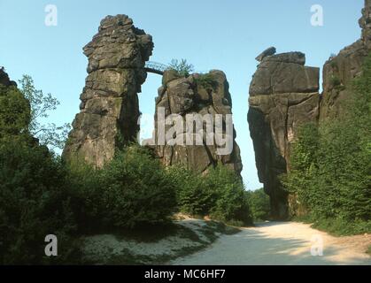 Ley-linien. Die heiligen Felsen der Externsteine, in der Nähe von Detmold, Deutschland. Glaubten die Nexus der wichtigsten des Deutschen Ordens Leys zu sein. Stockfoto