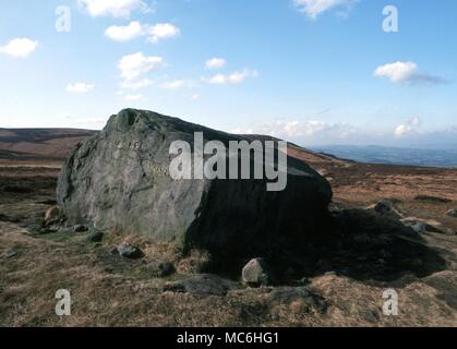 Ley-linien. Die Pfannkuchen Stein auf dem Grat über die Kuh und das Kalb auf Ilkley Moor, Yorkshire. Der Stein ist ein Nexus eines komplexen Systems von leys und die Oberfläche ist mit Schale und Ring dm abgedeckt. Stockfoto