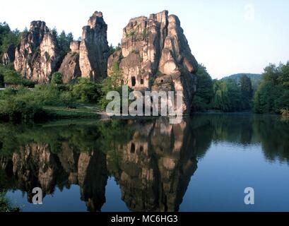 Ley-linien. Die heiligen Felsen der Externsteine, in der Nähe von Detmond, Deutschland. Glaubten die Nexus der wichtigsten des Deutschen Ordens Leys zu sein. Stockfoto