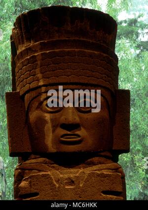 Gigantische Toltec Statue von Chalchiuhtlicu, der Göttin der irdischen Wasser - Monolith mit einem Gewicht von fast 60 Tonnen. Die nationalen Anthropologischen Museum. Mexiko Stadt Stockfoto